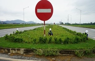 IMPROVING LANDSCAPE OF HIGHWAY 7C SECTION WHICH PASSES THROUGH WHA INDUSTRIAL ZONE 1 - NGHE AN